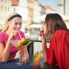 Gdzie na drinka w Poznaniu? Odkryj najlepsze bary i koktajle