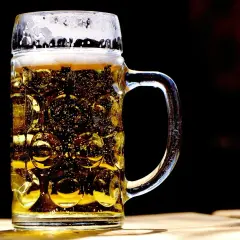Jedno piwo ile to wódki? Zaskakujące fakty o alkoholu w napojach