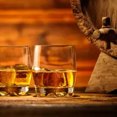 Whisky z lodem czy bez: co wybrać, aby nie stracić smaku?
