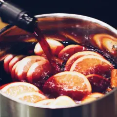 Jak podgrzać grzańca, by zachować jego smak i aromat?