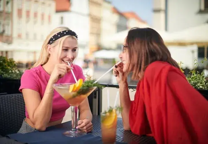 Gdzie na drinka w Poznaniu? Odkryj najlepsze bary i koktajle