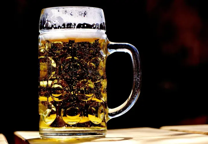 Jedno piwo ile to wódki? Zaskakujące fakty o alkoholu w napojach