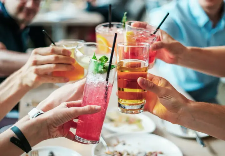 Gdzie na drinka w Łodzi? Odkryj najlepsze bary i koktajle