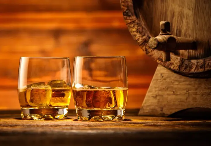 Whisky z lodem czy bez: co wybrać, aby nie stracić smaku?