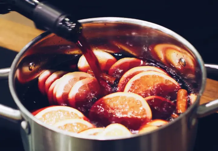 Jak podgrzać grzańca, by zachować jego smak i aromat?