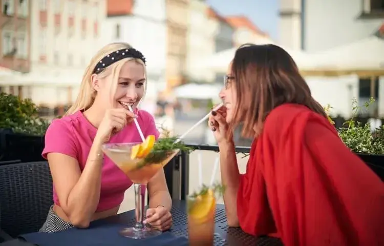 Gdzie na drinka w Poznaniu? Odkryj najlepsze bary i koktajle