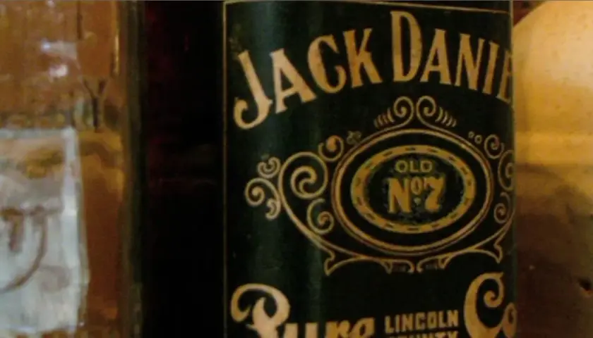 Z czego robi się whisky Jack Daniel's? Odkryj skład i proces produkcji