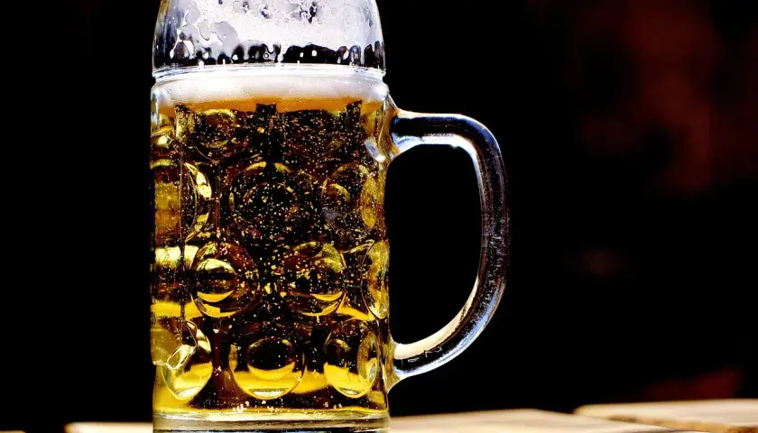 Jedno piwo ile to wódki? Zaskakujące fakty o alkoholu w napojach