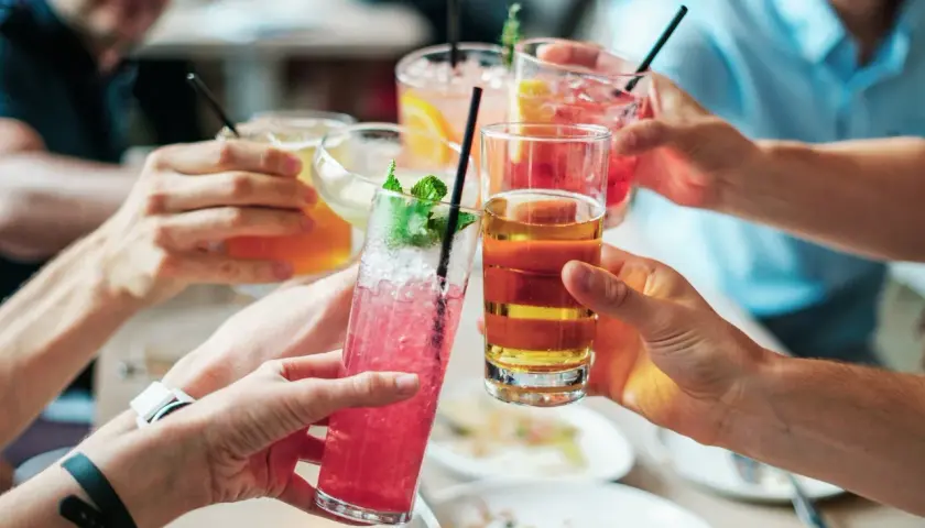 Gdzie na drinka w Łodzi? Odkryj najlepsze bary i koktajle