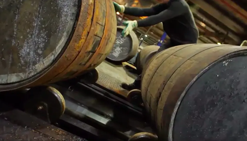 Blended whisky co to znaczy? Poznaj sekrety tego popularnego trunku