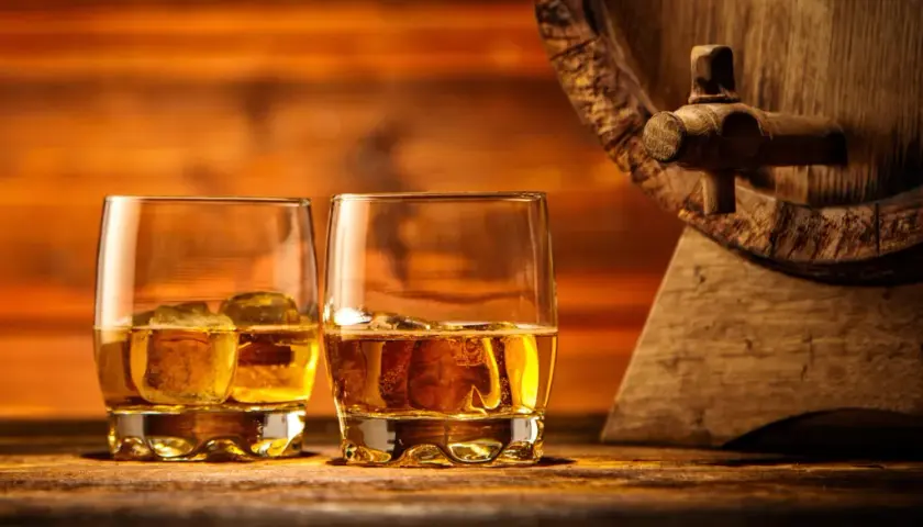 Whisky z lodem czy bez: co wybrać, aby nie stracić smaku?