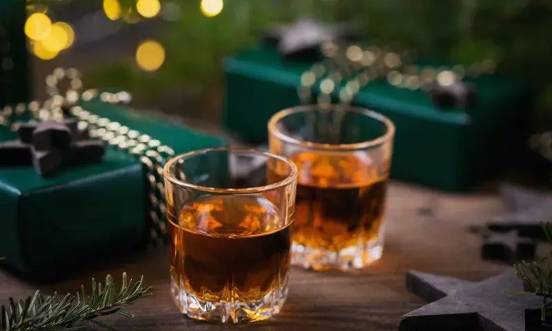 Jakie whisky na prezent? Odkryj najlepsze opcje dla każdego smakosza