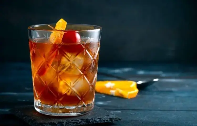Jakie whisky do whisky sour? Odkryj najlepsze trunki na koktajl