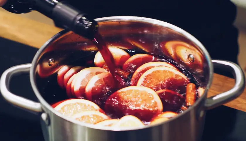 Jak podgrzać grzańca, by zachować jego smak i aromat?