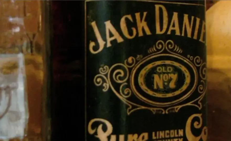 Z czego robi się whisky Jack Daniel's? Odkryj skład i proces produkcji