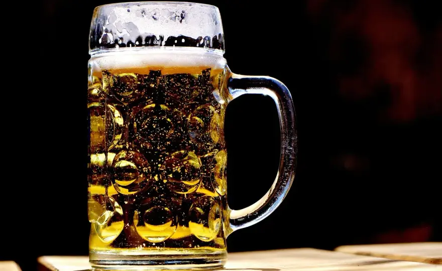Jedno piwo ile to wódki? Zaskakujące fakty o alkoholu w napojach