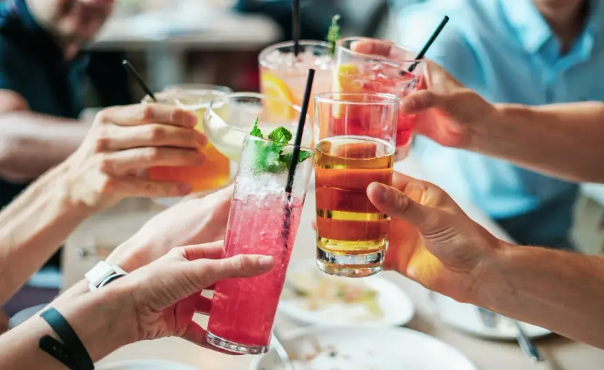 Gdzie na drinka w Łodzi? Odkryj najlepsze bary i koktajle