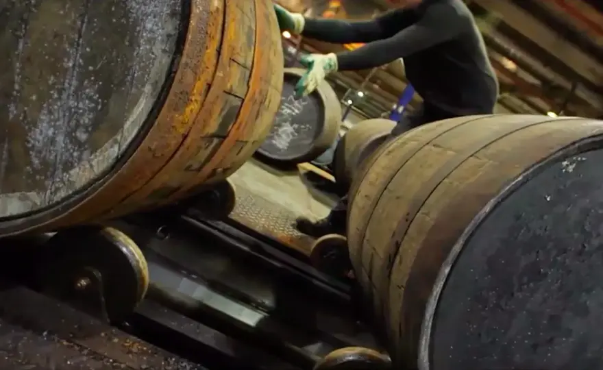 Blended whisky co to znaczy? Poznaj sekrety tego popularnego trunku