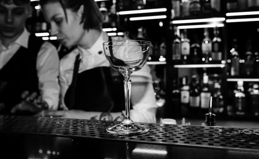 Gdzie na drinka Szczecin? Odkryj najlepsze bary i koktajle