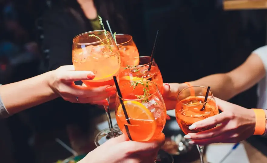 Gdzie na drinka we Wrocławiu? Odkryj najlepsze bary i koktajle