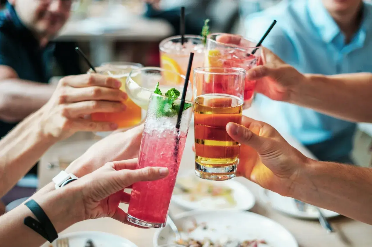 Gdzie na drinka w Łodzi? Odkryj najlepsze bary i koktajle