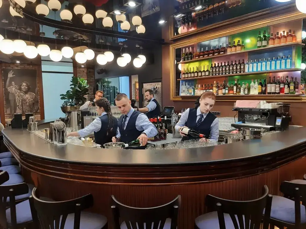 Zdjęcie Gdzie na drinka w Poznaniu? Odkryj najlepsze bary i koktajle