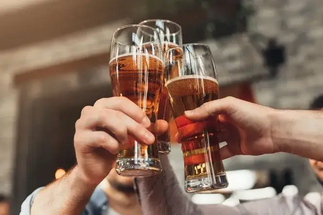 Zdjęcie Ile piwa odpowiada 0.8 promila? Poznaj kluczowe zależności