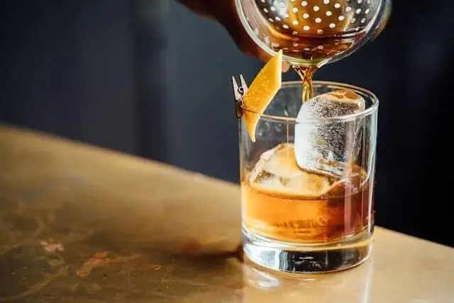 Zdjęcie Whisky z lodem czy bez: co wybrać, aby nie stracić smaku?