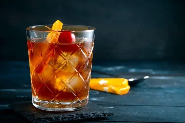 Jakie whisky do whisky sour? Odkryj najlepsze trunki na koktajl